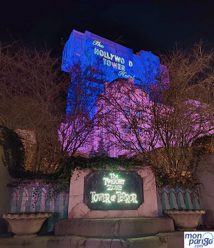 Iluminación nocturna del cartel y el edificio de la Tower of Terror de Disneyland Paris (Torre del Terror)