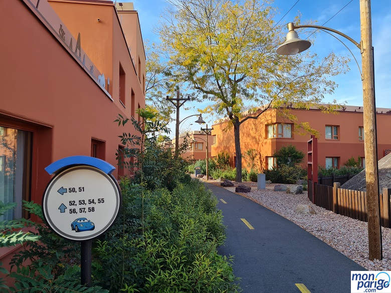 Camino con árboles y farolas y un cartel que indica los números de habitaciones del hotel Santa Fe de Disneyland Paris