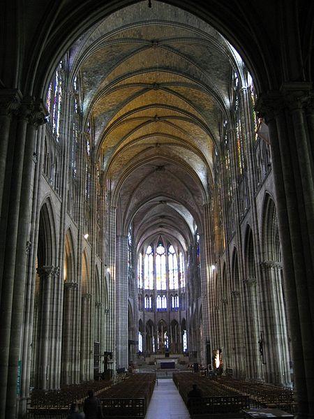 Interior de la basílica de Saint-Denis con menos luz.