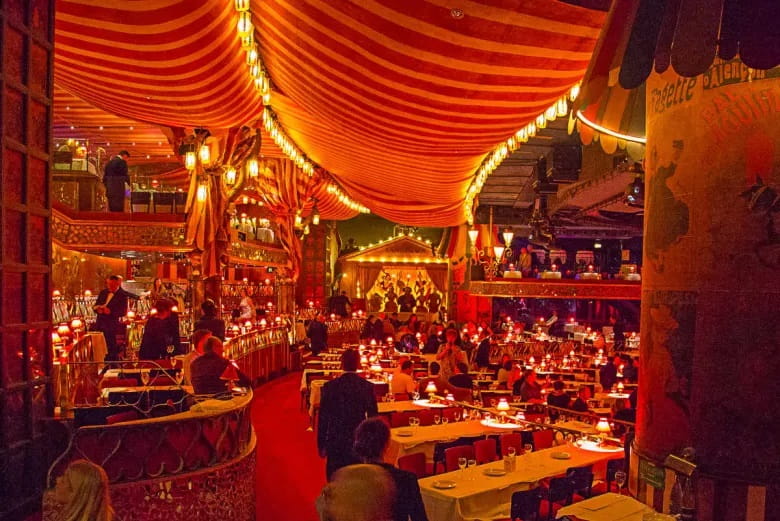 Interior del cabaret Moulin Rouge de París