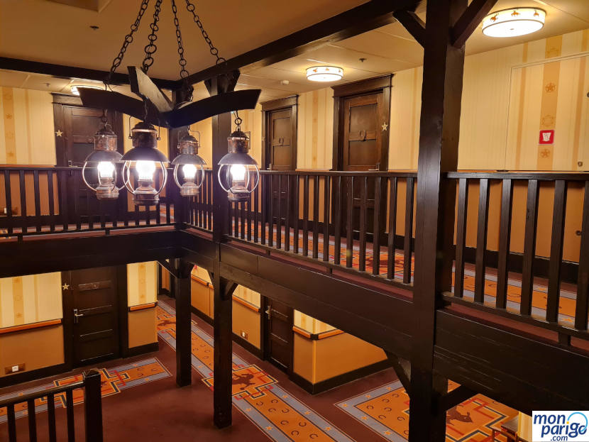 Interior de un edificio de habitaciones en el hotel Cheyenne de Disneyland Paris