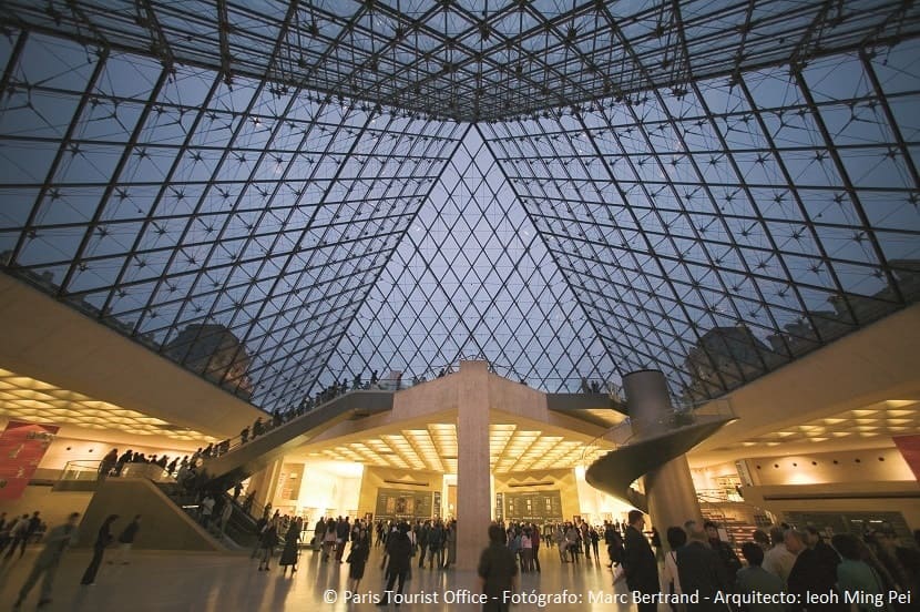 Entrada al museo del Louvre bajo la pirámide de cristal