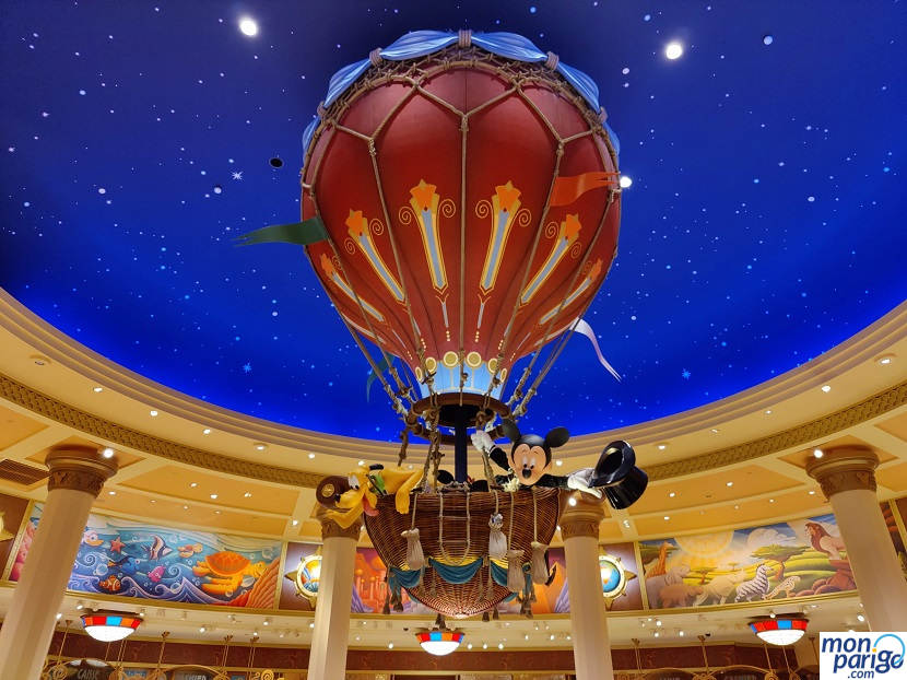 Interior de la tienda World of Disney de Disneyland Paris