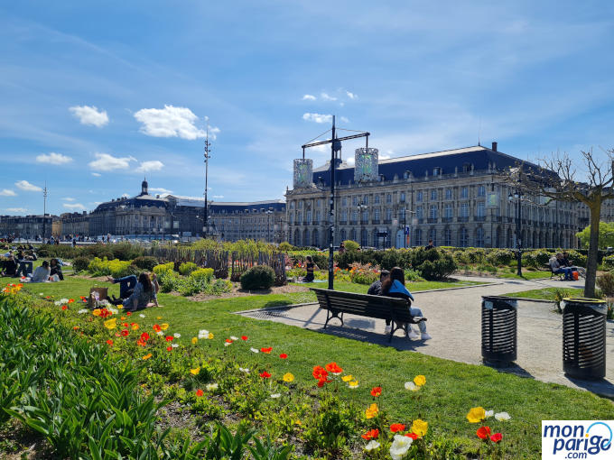 Jardines junto al río Garona en Burdeos