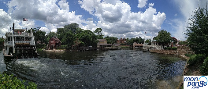 Barco navegando por el lago del parque Magic Kingdom Orlando