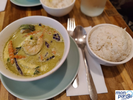 Platos de curry en el restaurante Kapunka - opciones sin gluten