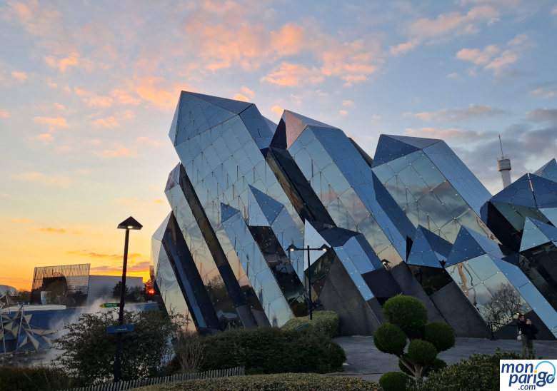 Edificio icónico de cristal en Futuroscope representando cristales de Quartz