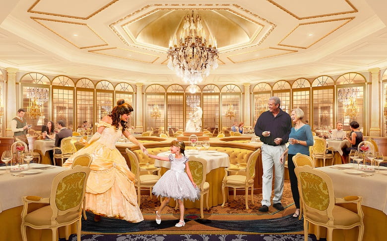 Comedor del restaurante La Table de Lumière del Disneyland Hotel con huéspedes y personajes Disney