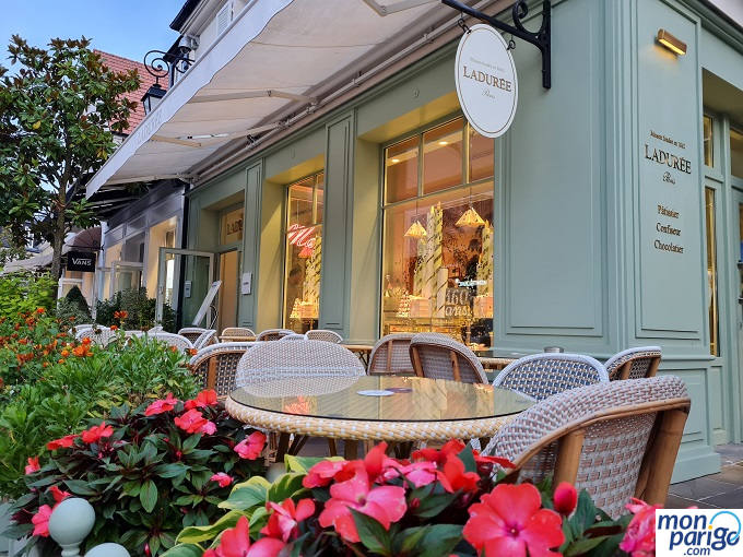 Terraza con flores en la pastelería Ladurée del outlet de La Vallée Village junto a Disneyland Paris