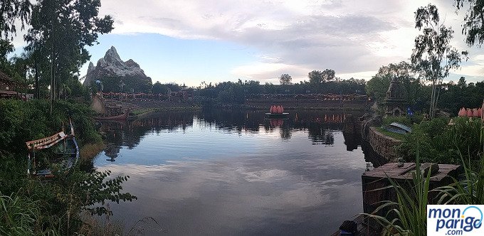 Lago con el monte artificial en el parque Animal Kingdom Orlando