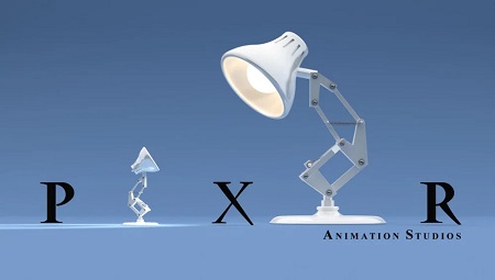 Lámpara de Pixar con las letras de la marca