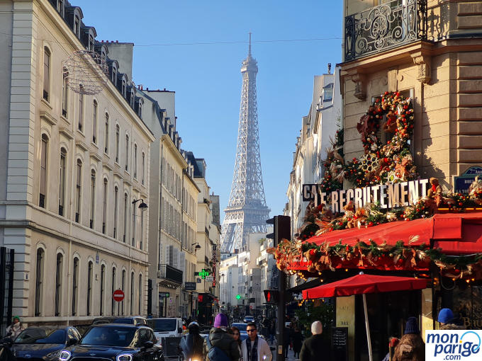 Esquina del Le Recrutement Café en París decorada con flores