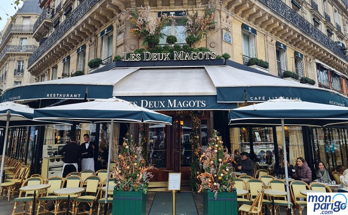 Puerta y terraza de la cafetería Les Deux Magots en París