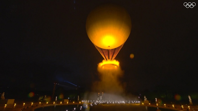 Pebetero en forma de globo con la llama olímpico a lo alto en el cielo de París - Juegos Olímpicos de París 2024