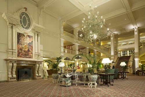 Lobby (hall) del Disneyland Hotel