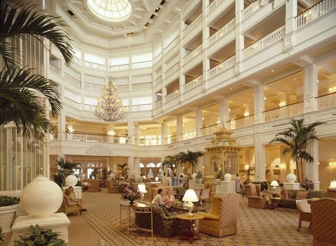 Gran patio interior del hotel Grand Floridian de Orlando con sillones