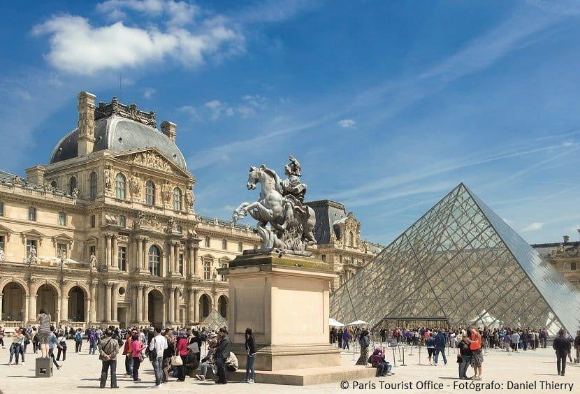 Vista del museo del Louvre, la pirámide de cristal y una estatua