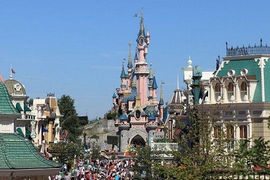 Main Street con el castillo al fondo, en Disneyland Paris