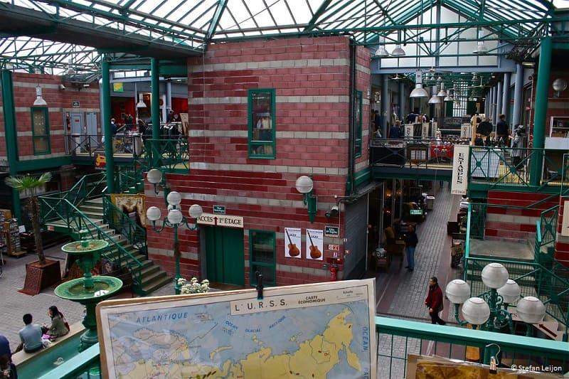 Vista del mercado Dauphine dentro del mercado de las Pulgas de París