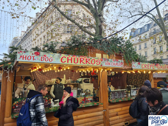 Caseta de madera que vende churros y vino caliente en Navidad en París