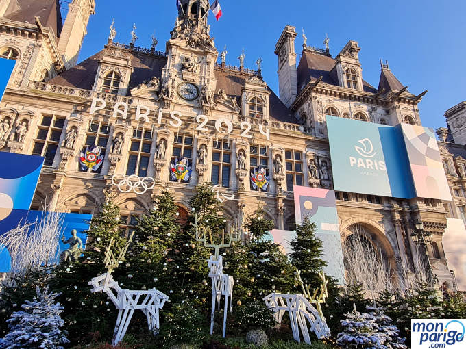 Abetos de Navidad y renos frente al Ayuntamiento de París