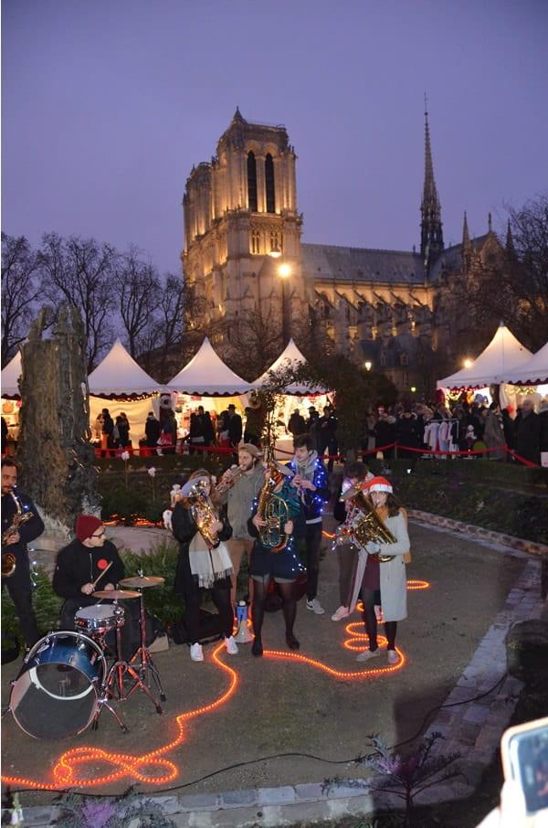 Músicos tocando en un mercado de Navidad de París