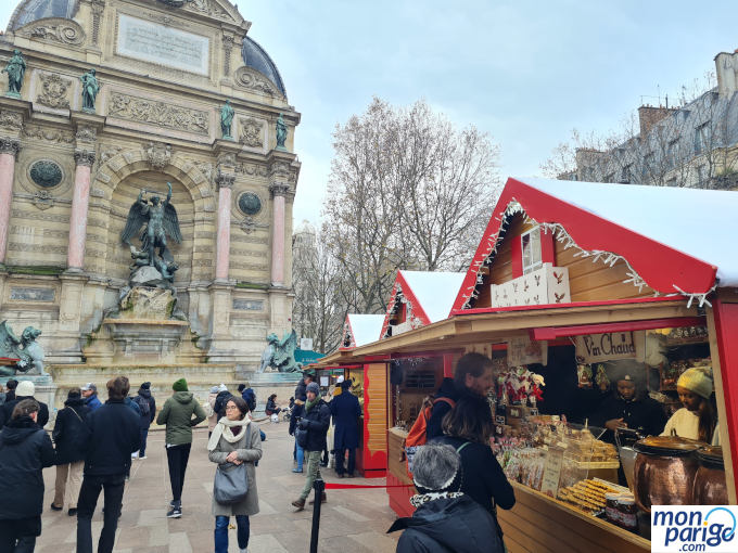 Casetas de Navidad vendiendo comida frente a la fuente de París