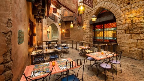 Mesas del comedor del restaurante Agrabah de Disneyland Paris