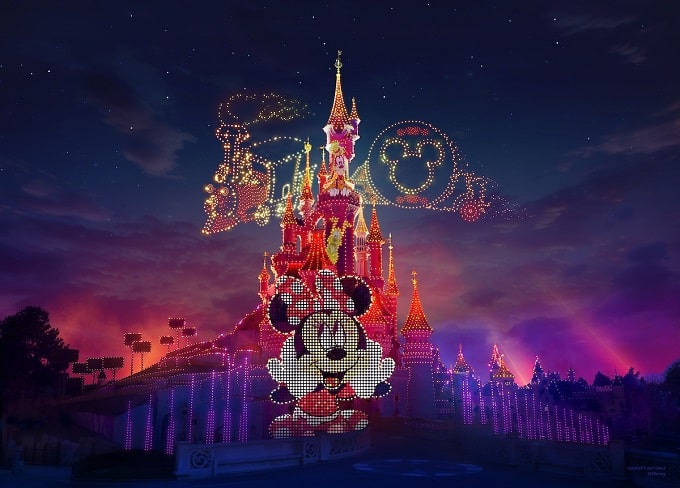 Minnie y drones en el cielo formando un tren y las orejas de Mickey en Disneyland Paris