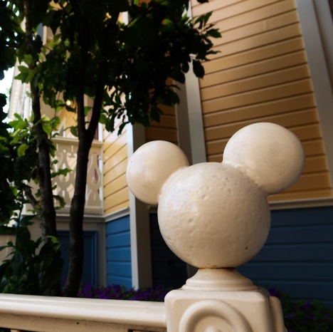 Mickey escondido en una barandilla frente a la Casa de Mickey en Disneyland Paris