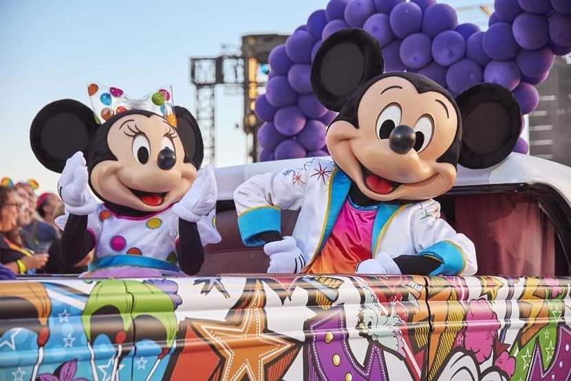 Mickey y Minnie en la cabalgata del Magical Pride en Disneyland Paris