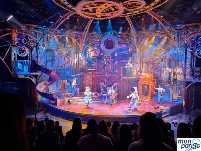 Mickey y Minnie sobre el escenario del espectáculo Disney Junior Dream Factory de Disneyland Paris