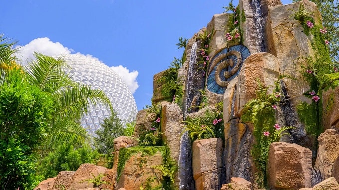 Montañas de roca color marrón con cascadas de agua en el parque EPCOT Orlando