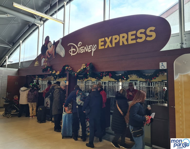 Personas en el mostrador de Disney Express en Disneyland Paris