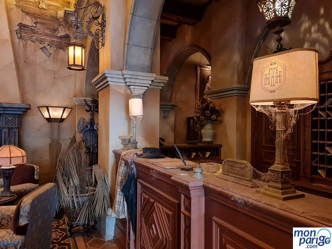 Recepción del hotel con mobiliario abandonado y con polvo en la Tower of Terror de Disneyland Paris (Torre del Terror)