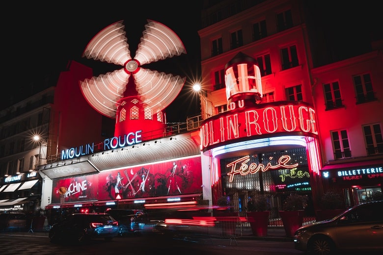 Exterior del Cabaret Moulin Rouge de París de noche