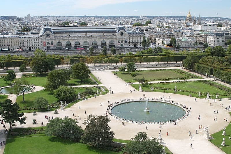 Museo de Orsay con los jardines de las Tullerías en primer plano.