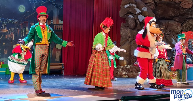 Pluto sobre un escenario cantando villancicos en el musical de Navidad en Disneyland Paris