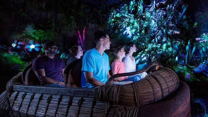 Embarcación sobre el río en una jungla bioluminiscente en el parque Animal Kingdom Orlando