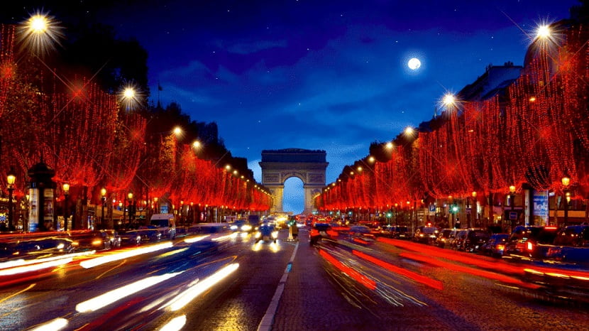 Árboles iluminados en la gran avenida de París