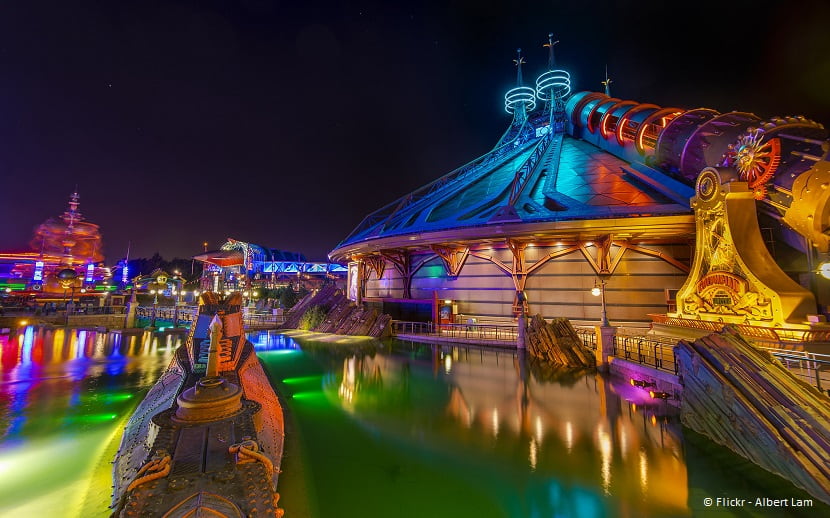 Vista nocturna de Space Mountain de Disneyland Paris