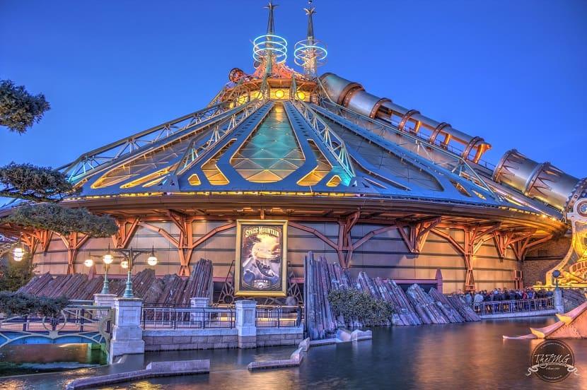 Imagen nocturna de Space Mountain: Misión 2 de Disneyland Paris