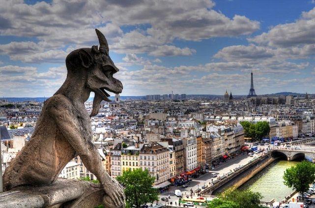 Quimera de Notre Dame de París mirando hacía la ciudad de París