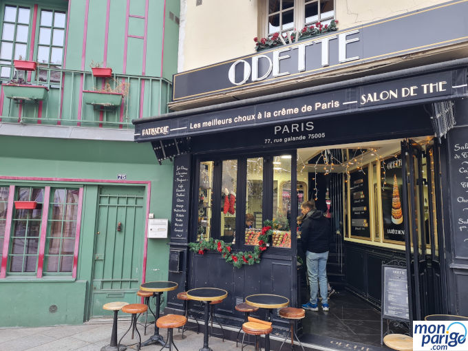 Cafetería y pastelería Odette en una casa antigua de París