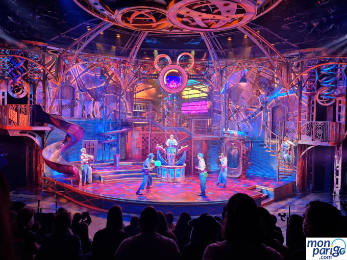 Operarios de la Fábrica de Sueños con una bola sobre el escenario del espectáculo Disney Junior Dream Factory de Disneyland Paris