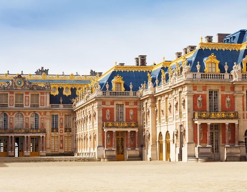 Impresionante fachada y jardines del Palacio de Versalles en los alrededores de París.