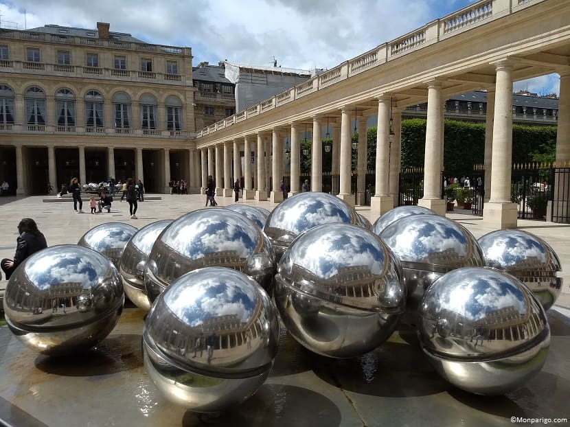 Escultura de esferas de acero en el Palais Royale de París