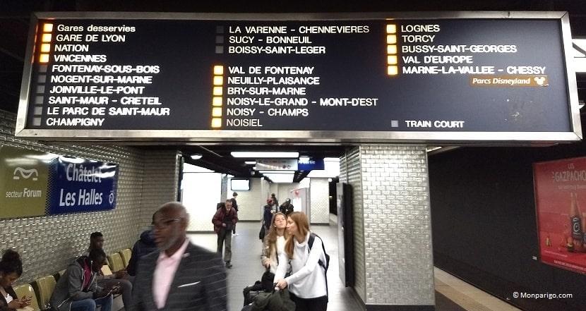 Pantalla de estaciones en la línea RER A de París