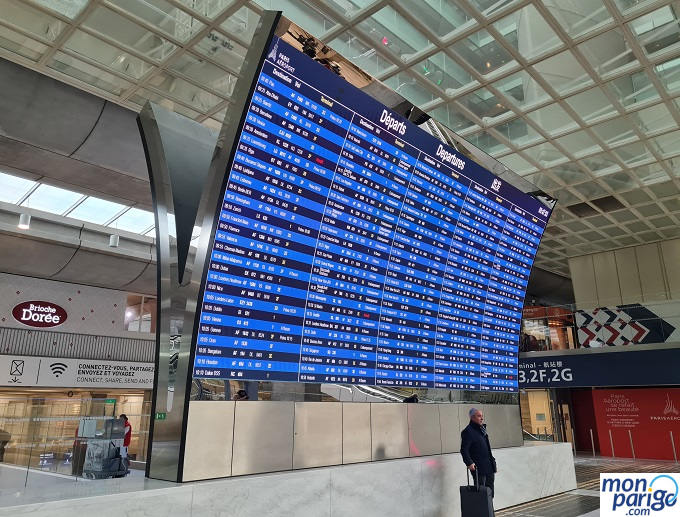 Pantalla de salidas de vuelos en la terminal 2 del aeropuerto de Paris-Charles de Gaulle