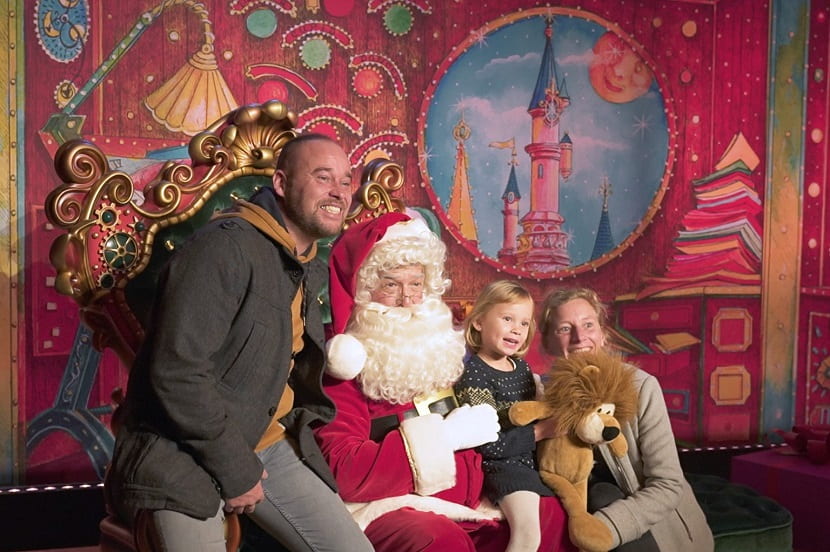 Papa Noel posando con una familia